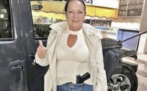 Senadora posa con una pistola