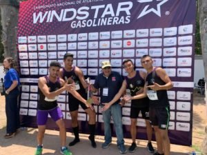 ganadores del relevo 4x400 nuevo record nacional con Luciano Ramírez presidente de la Asociación de Atletismo de NL