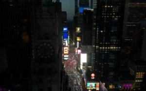 Apagón masivo afecta servicios y transporte en Manhattan