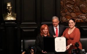 Rosario da medalla a amlo