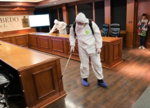 Proceso de desinfección Sala de Cabildo al concluir Rueda de Prensa - Domingo 22 de Marzo de 2020 (2)