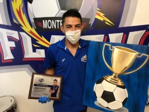 BRAYAN AGUILAR RECIBE EL RECONOCIMIENTO COMO EL MVP DEL FLASH