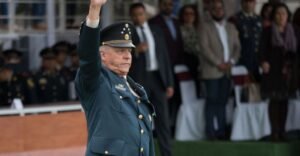 CIUDAD DE MÉXICO, 29NOVIEMBRE2018.- Salvador Cienfuegos Zepeda, secretario de la Defensa Nacional, encabezó la última ceremonia para otorgar en su totalidad 103  Condecoraciones a la “Distinción Militar”, “Mérito Técnico” y "Mención Honorífica”, llevada a cabo en las instalaciones del Estadio de Futbol “SEDENA” del Campo Militar 1-A. Salvador Cienfuegos, aprovechó para despedirse del personal militar, ante la finalización de su gestión como Secretario de la Defensa, mando que entregará al primer minuto del próximo sábado 1 de diciembre.FOTO: MARIO JASSO /CUARTOSCURO.COM