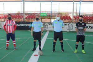 capitanes y cuerpo arbitral aceptando las reglas de sanidad