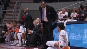 Steadman_Coaching_at_BOA_vs_OU