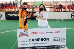 CAROLINA GUERRA GALVÁN PREMIANDO A LOS CAMPEONES