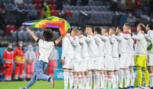 aficionado_bandera_lgbt_hungria_alemania_eurocopa_2021.jpg_1183029055