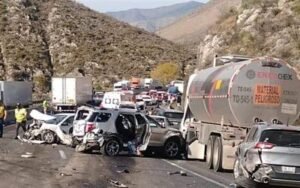 Tráiler se queda sin frenos en la México 57 2