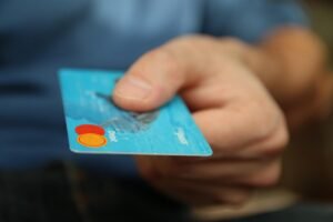 ¿Sabías que tener tarjetas aprobadas y no ir por ellas puede dañar tu historial crediticio