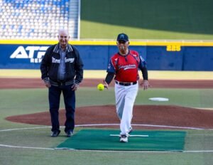 lanzando prinera bola en temporada Sultanes femenil