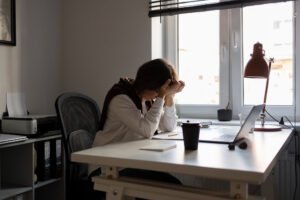 Mujer con ansiedad laboral