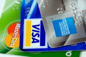 Three_credit_cards-_Visa,_Mastercard_and_American_Express_(close-up_on_logos)