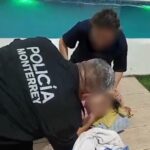 Policías de Monterrey auxilian a niña que se ahogaba en alberca