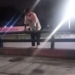 (Video) Policía de Monterrey rescata a hombre que intenta lanzarse de puente