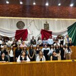 Recibe Fernando Aguirre a estudiantes de Derecho en Congreso
