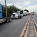 Transportistas realizan paro en tres puntos de Nuevo León