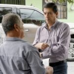 Recorre Felipe Canales la colonia Flores Magón y dialoga con vecinos de Escobedo